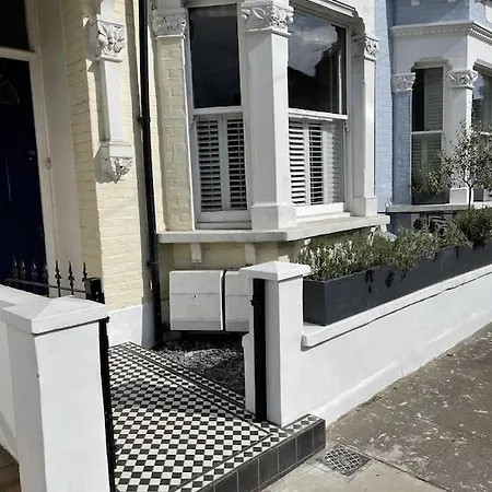 Апартаменты Beautiful Ground Floor Garden Flat Лондон Экстерьер фото