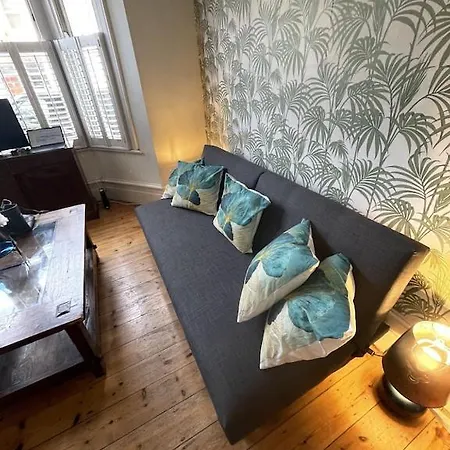 Апартаменты Beautiful Ground Floor Garden Flat Лондон Экстерьер фото