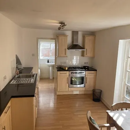 Апартаменты Beautiful Ground Floor Garden Flat Лондон Экстерьер фото